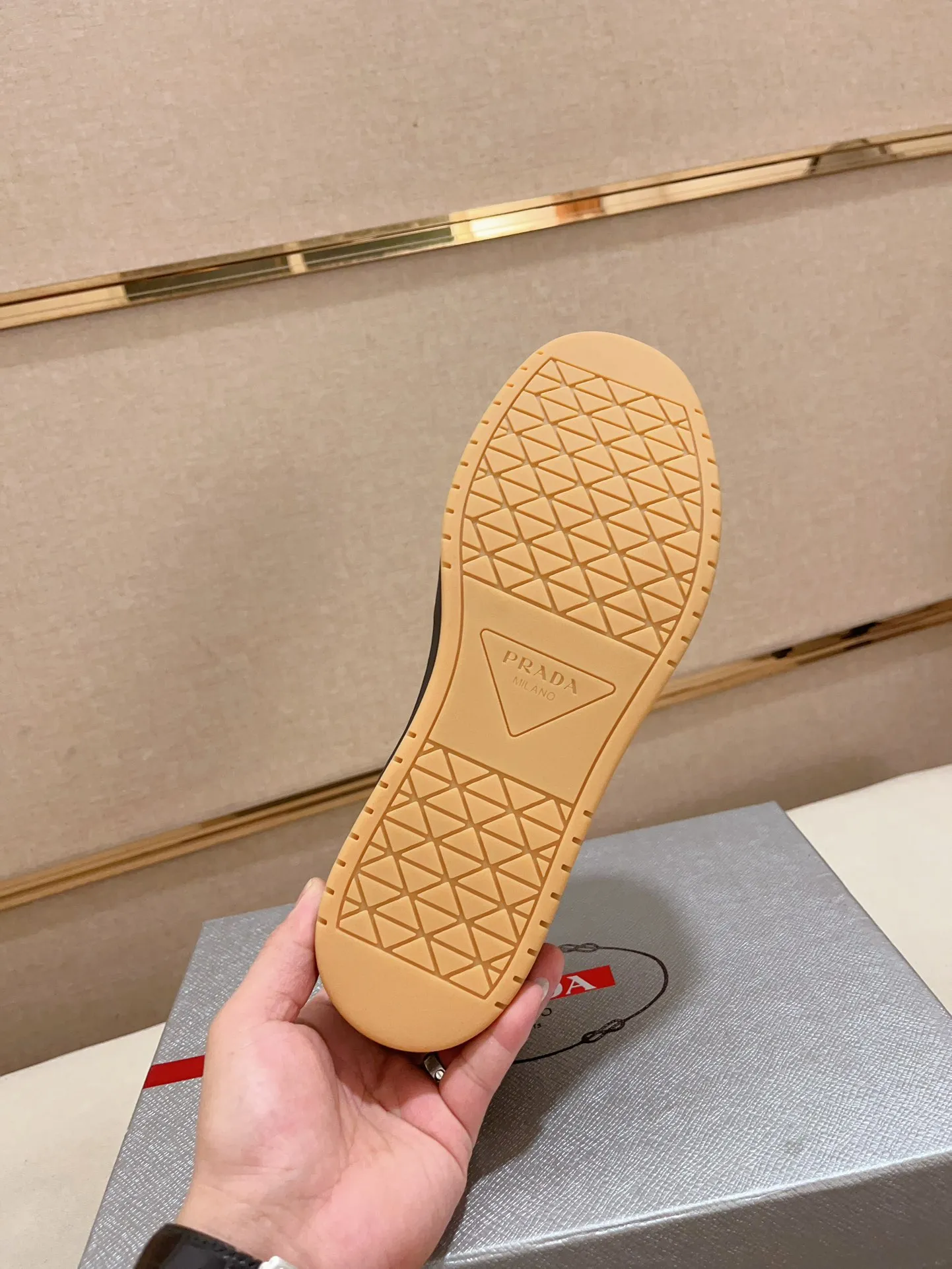 Factory price 540💰 ✔️✔️✔️High version High-quality new PRADA counters are available simultaneously, new men's shoes, 😘Material: Made of patent cowhide with breathable mesh. Inside: cowhide with breathable mesh 👍🏿 high-end ☄️ open-molded non-slip rubber outsole, exquisite lines, simple and elegant, comfortable and high-end for leisure travel. Code number: 38 to 44 (45 can be customized and 46 cannot be returned or exchanged)